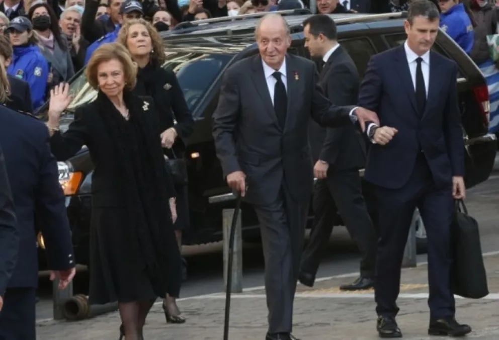 Al Rey Juan Carlos no se lo vio bien durante el funeral de Constantino II