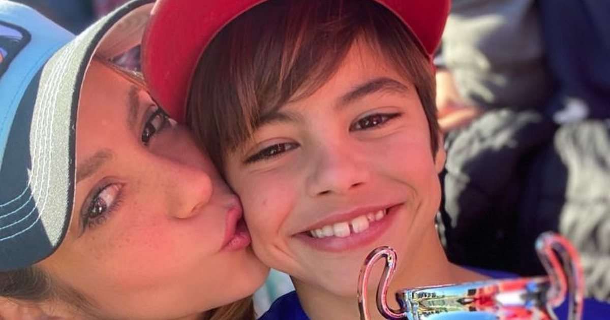 SHAKIRA Y MIL&Aacute;N