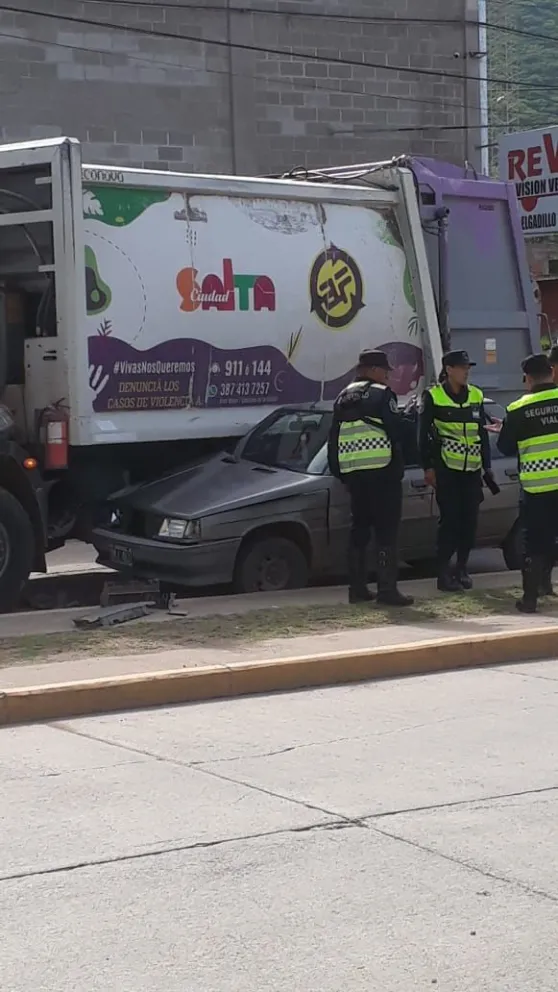 Mañana accidentada: vehículo quedó incrustado debajo de un camión de Agrotécnica Fueguina