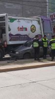 Mañana accidentada: vehículo quedó incrustado debajo de un camión de Agrotécnica Fueguina