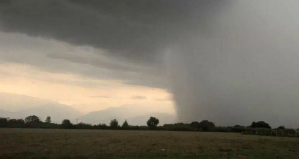 Pánico en una localidad salteña: “cola de tornado” arrasó con techos, árboles y postes de luz