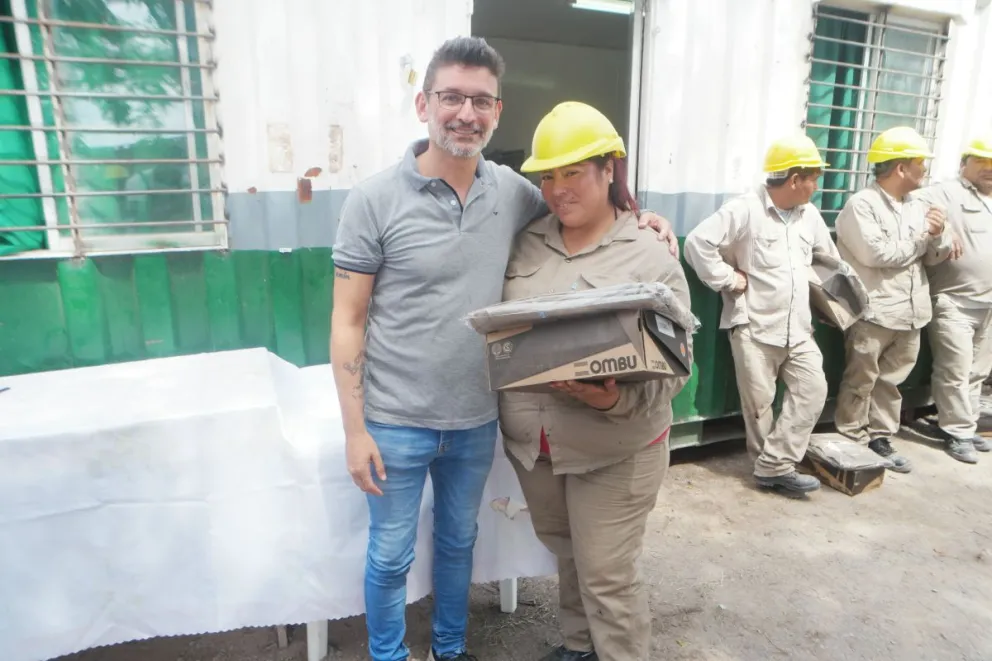 Carlos Morello entregó indumentaria a cooperativas de zona este
