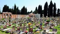 Pánico en Italia: se derrumbó parte de un cementerio y los ataúdes terminaron en el río