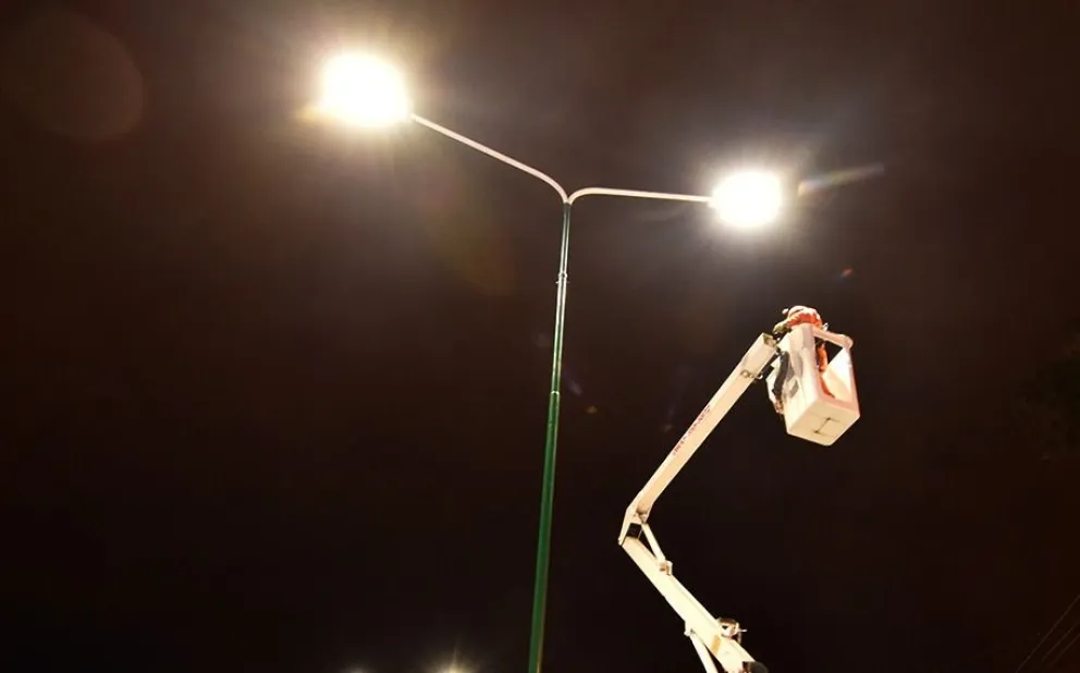 La intendenta Bettina Romero inauguró nuevas luminarias led de la ciudad