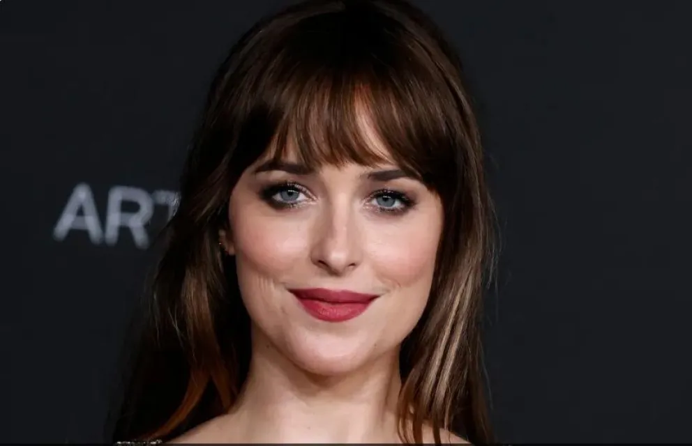 Momento tenso: Dakota Johnson hizo un chiste que descolocó a Armie Hammer, acusado de canibalismo