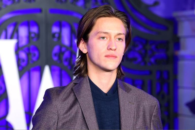 El actor de Merlina fue acusado de abuso por una joven.