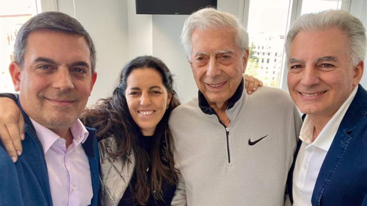 Mario Vargas Llosa junto a sus tres hijos.