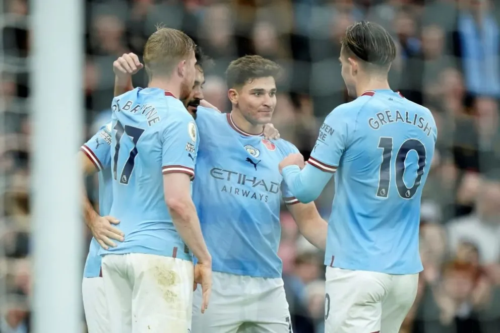La hinchada del Manchester City presiona a Pep Guardiola para que ponga a Julián Álvarez de titular