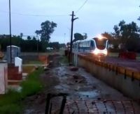 Por el intenso temporal, las vías del tren de Valle de Lerma quedaron bajo el agua y no pudo avanzar