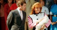 Polémica decisión: el príncipe Andrés y su esposa Sarah dejaron atrás el protocolo para bautizar a su hija Eugenia