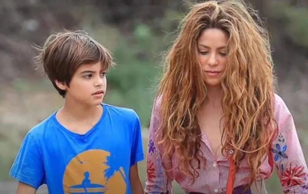 Quién fue la misteriosa persona que asistió al cumpleaños del hijo de Shakira y Piqué envuelta en una manta