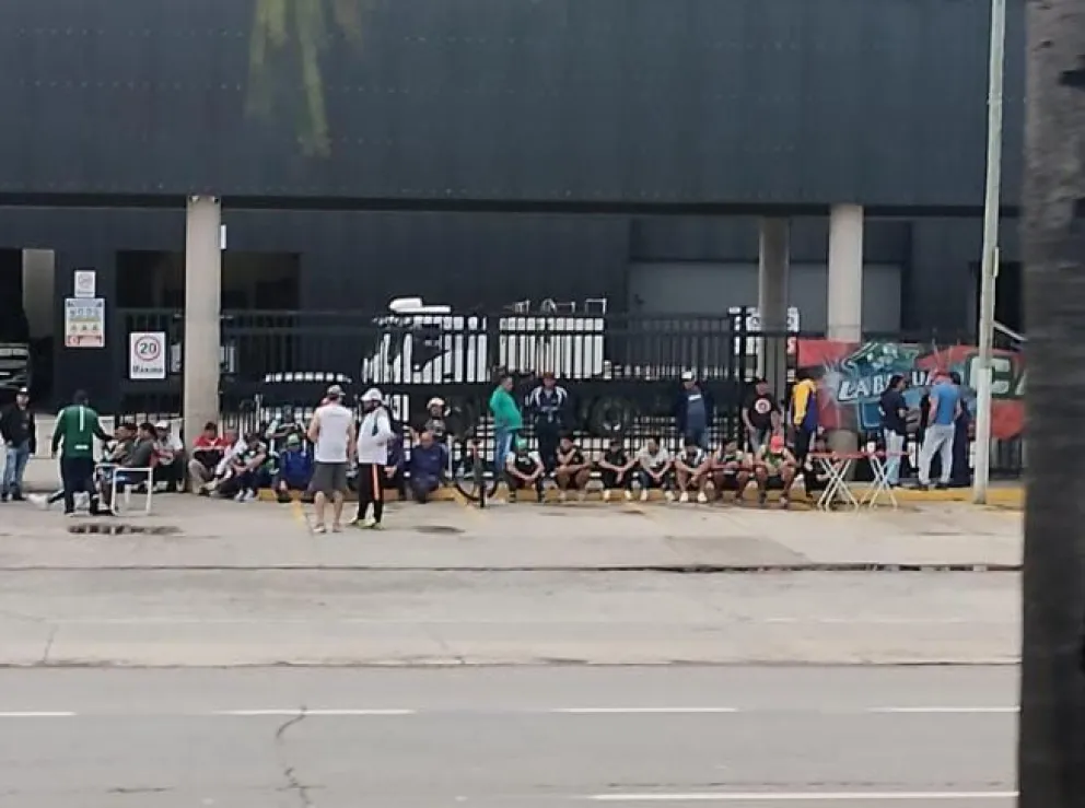 Camioneros reclaman el reintegro de sus compañeros, frente a una fábrica muy reconocida de Salta