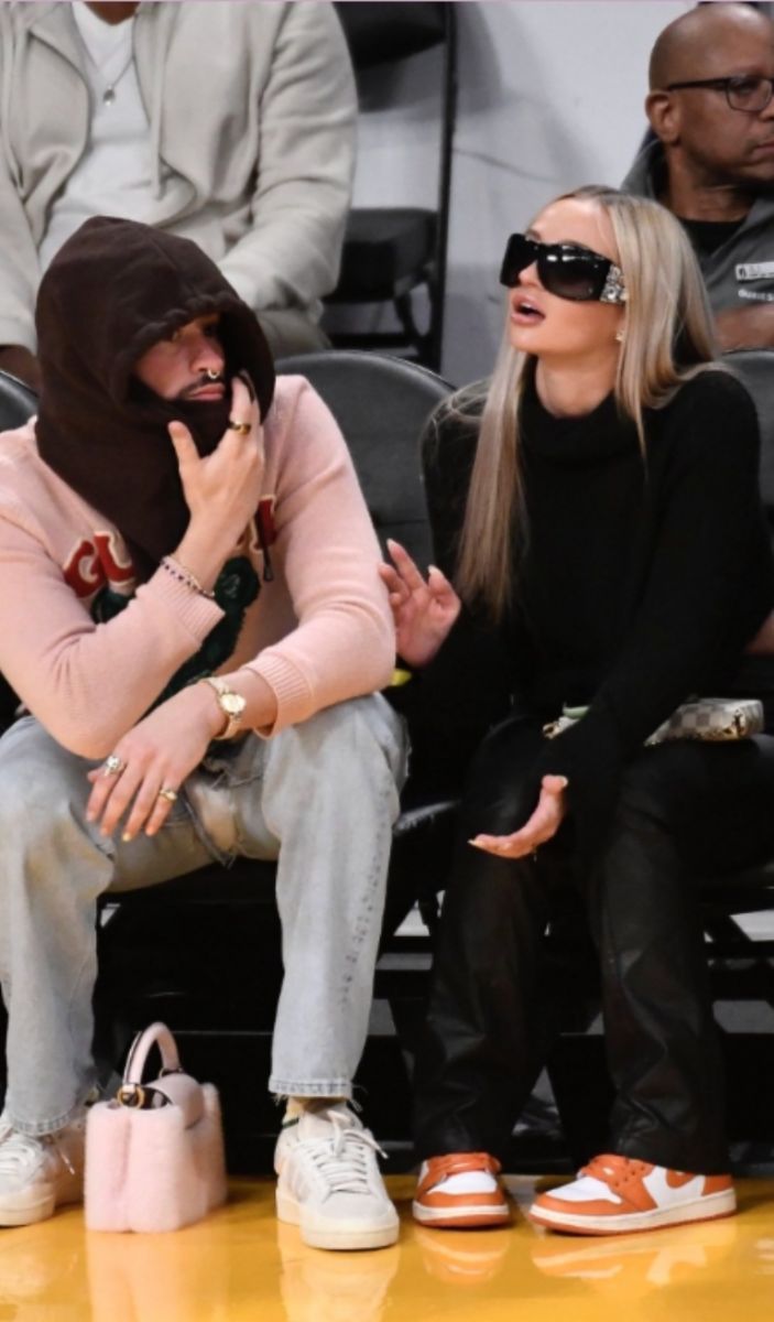Bad Bunny junto a una bella compa&ntilde;&iacute;a.