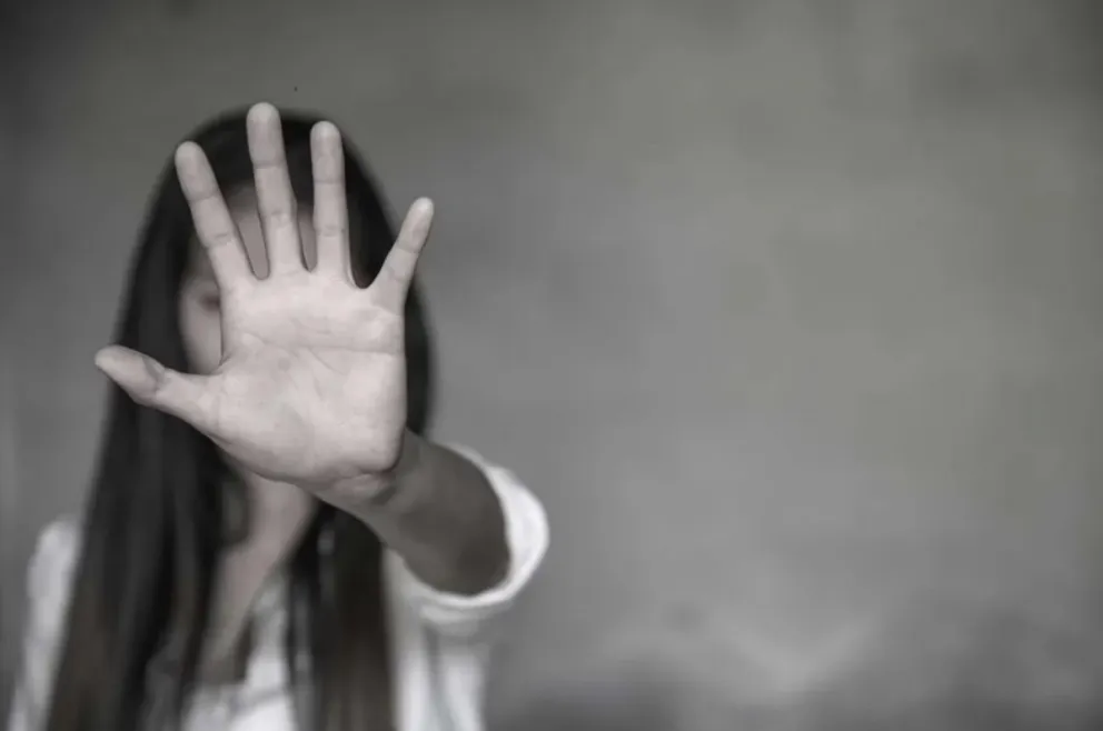 Llegó borracho a casa y se le fue encima a su pareja: la golpeó salvajemente en el rostro
