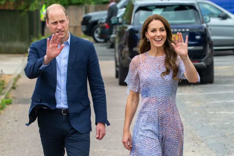 Sorpresivo e inesperado: esta es la foto viral del príncipe Guillermo y Kate Middleton leyendo el libro de Harry