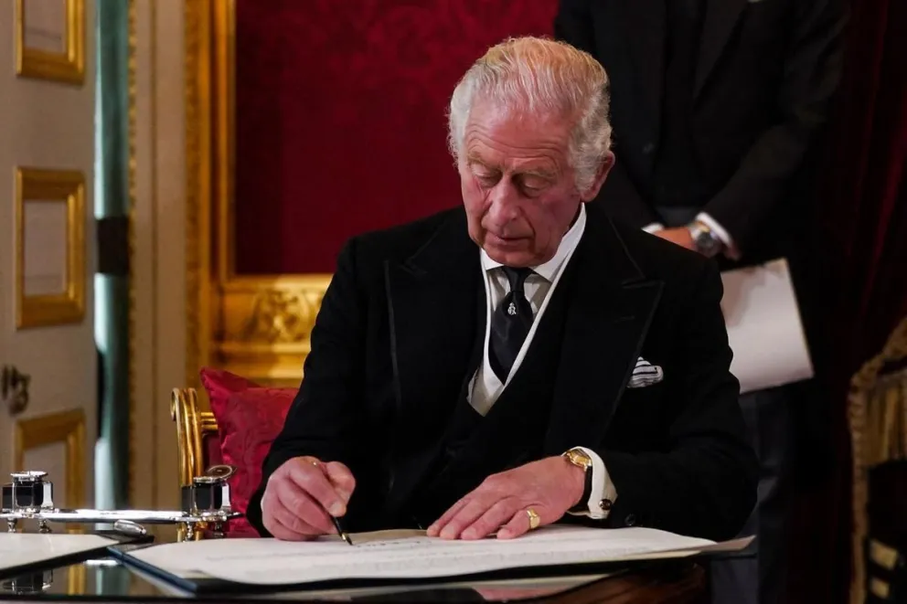 Los protocolos que modificó el rey Carlos III que hubieran provocado la furia de la reina Isabel II 