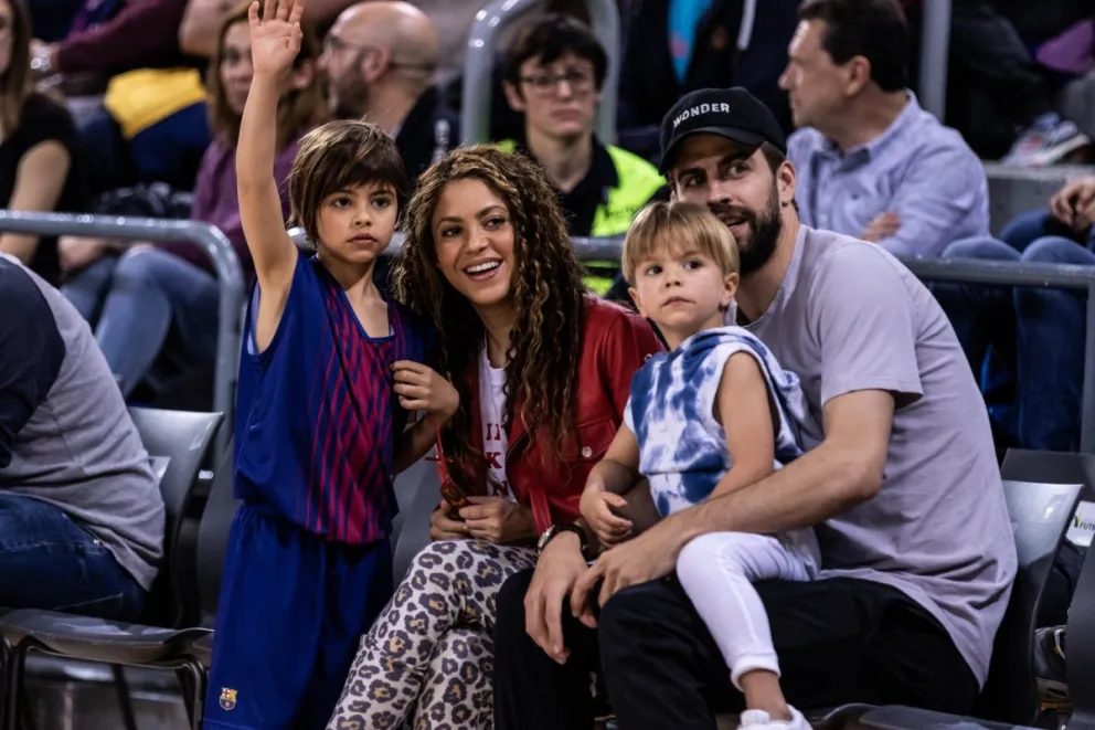 Shakira y Gerard Piqué con sus hijos