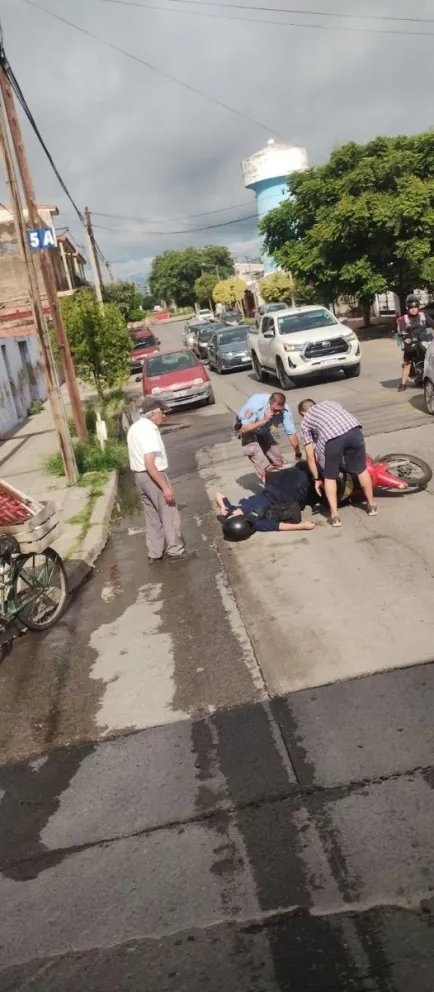 Violento accidente: motociclista derrapó, cayó sobre el asfalto y debió ser trasladada al hospital