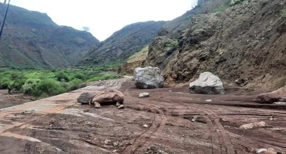 ¡Cuidado al transitar! Cortaron la ruta nacional 40 por el desmoronamiento de los cerros
