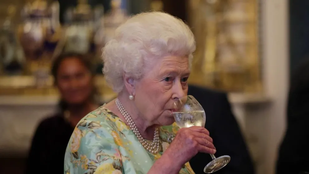 Estas eran las bebidas que tomaba la reina Isabel II que mantuvieron enérgica por tantos años