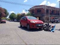 Fuerte accidente: vehículo chocó contra una motocicleta y mandó a una salteñita al hospital