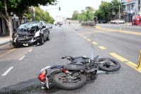 Impactante accidente en la zona céntrica de Salta terminó con un motociclista hospitalizado