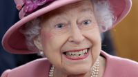 La reina Isabel II fue captada in fraganti por primera vez en un pub inglés: que hizo en el lugar