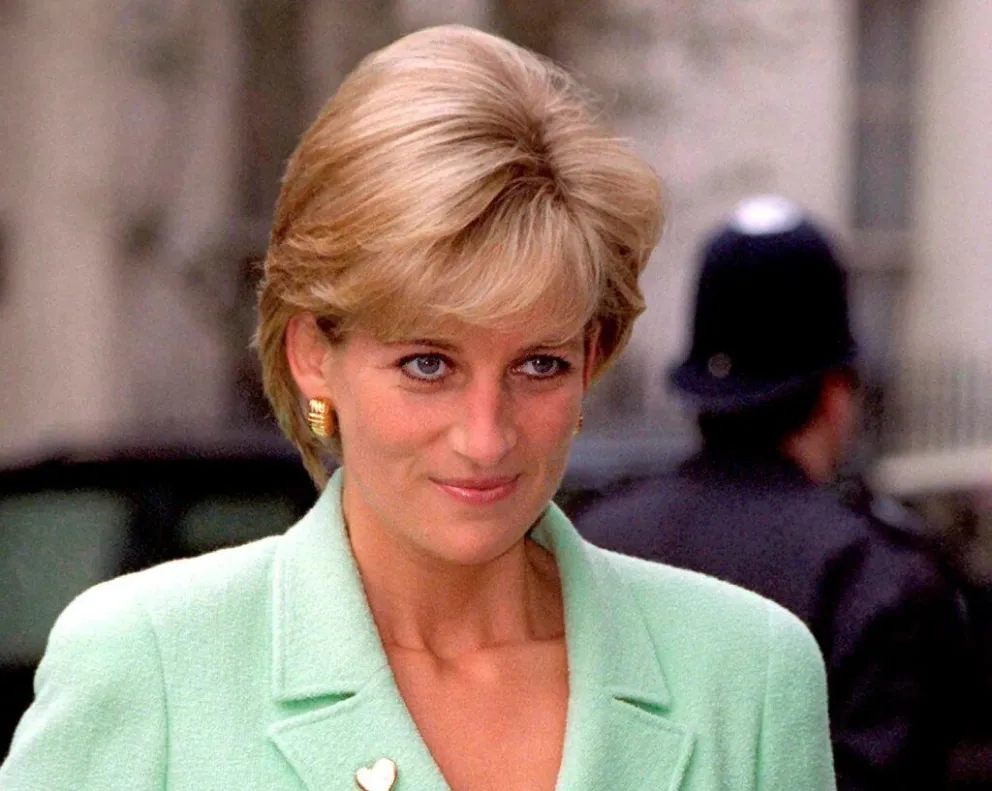 ¡Una fortuna! El vestido de terciopelo usado por Lady Di es subastado por más de miles de euros
