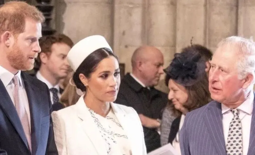 Vencido por los disgustos, Carlos III acude a la Iglesia para que hable con Harry y Meghan Markle