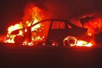 Impactante: una mujer incendió el auto de su ex pareja en Avenida Usandivaras