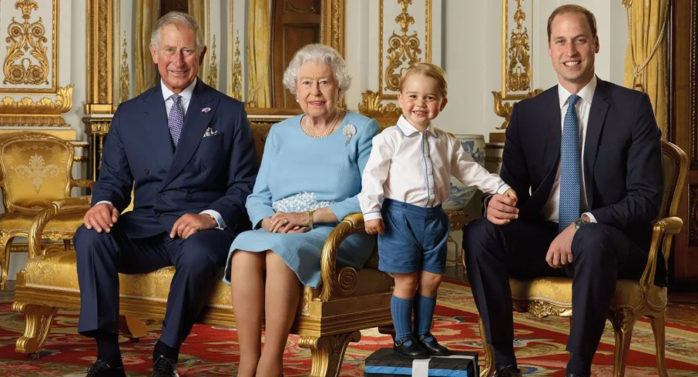 Así fue como el príncipe George hacía huir a la reina Isabel II, mientras cocinaba con el príncipe Guillermo: el video viral
