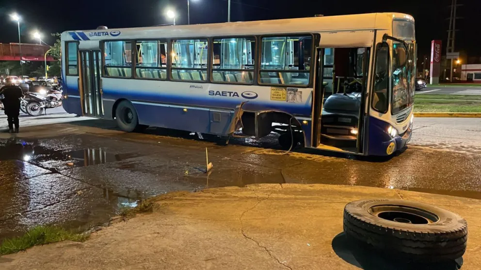 En pleno recorrido, un colectivo de Saeta perdió una de sus ruedas y casi provoca un accidente