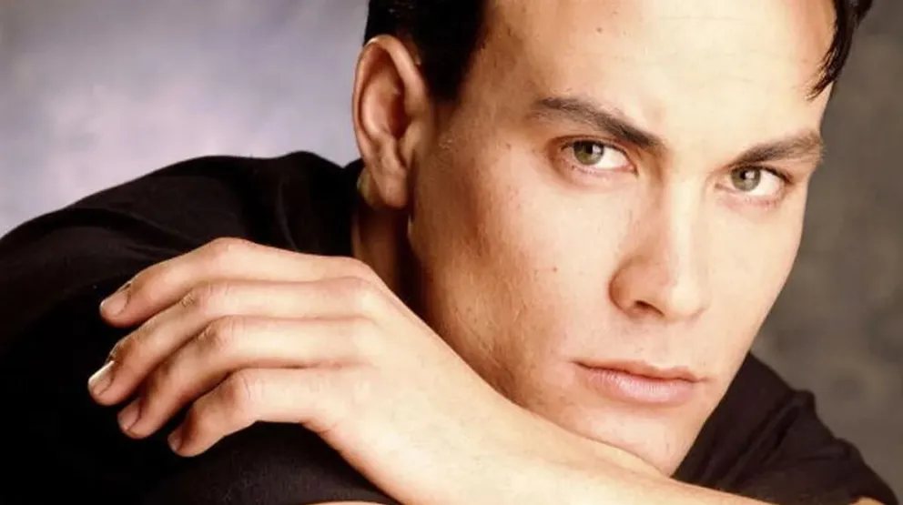 Así fue la vida de Brandon Lee, el hijo de Bruce Lee, marcada por una trágica maldición familiar