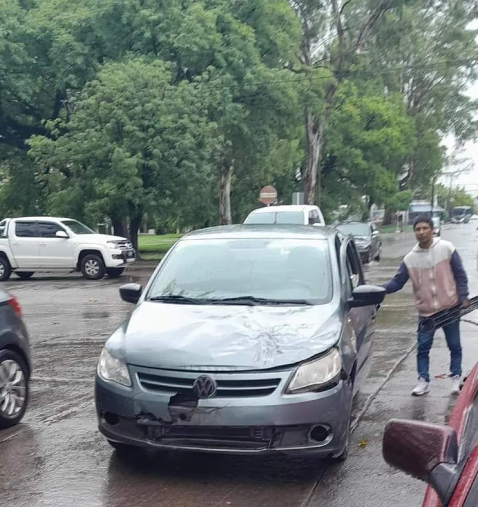 Indignante: un automovilista chocó, arrancó la patente y se dio a la fuga