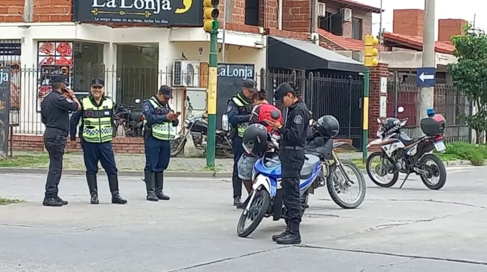 Violento accidente: cruzó el semáforo en rojo y se llevó a un motociclista por delante