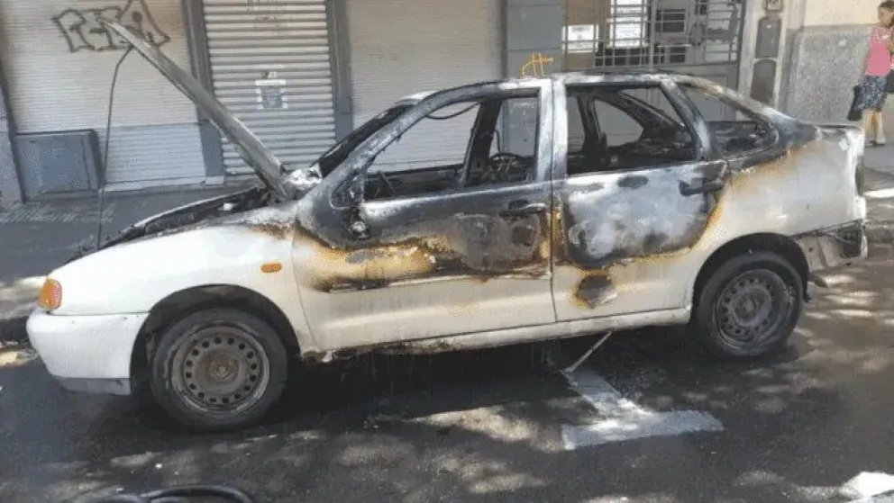 Prendió fuego su auto frente a inspectores de tránsito: entérate las razones