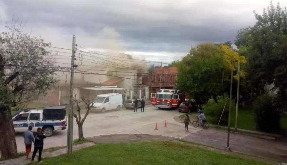 Niños se quedaron atrapados en una casa en llamas y debieron ser rescatados por los bomberos