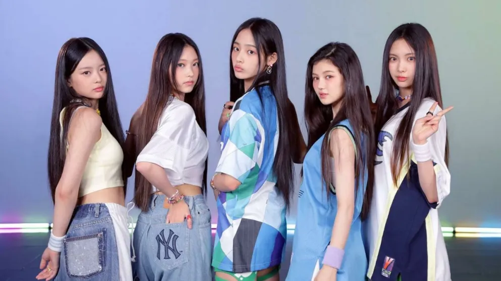 El grupo novato de NewJeans le arrebata los puestos de popularidad a BLACKPINK y TWICE