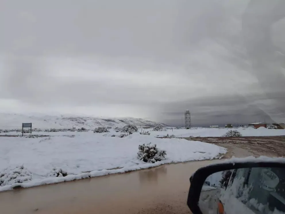 Vecinos de un departamento de Los Andes amanecieron con el suelo cubierto de blanco