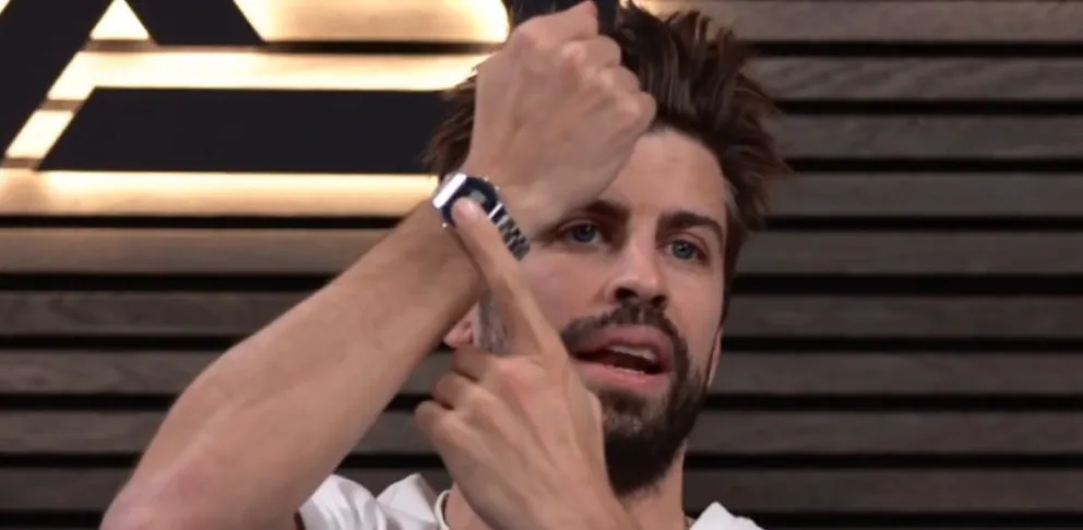 VIDEO: Piqué encerrado en el auto con música de despecho a todo volumen frente a la casa de Shakira