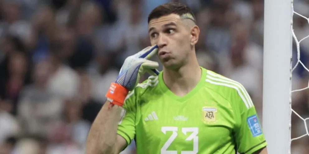 La inesperada reacción del Dibu Martinez en medio de la cancha tras perder con el Aston Villa