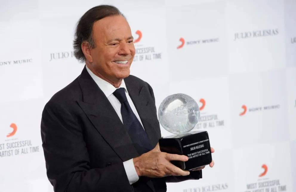 Lo descubrieron: Julio Iglesias enamorado de la persona menos pensada, aquí la foto