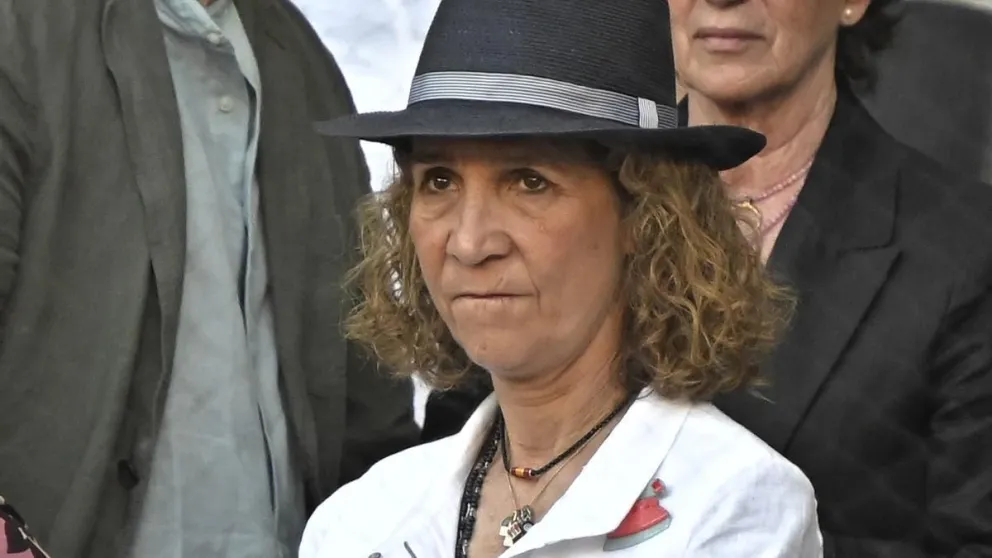 La infanta Elena no tiene estilo propio e imita el de un famoso personaje de televisión: queda en ridículo