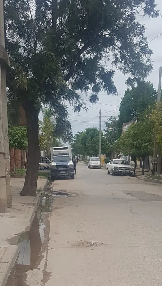 A plena luz del día: Balearon una casa desde una motocicleta en Orán