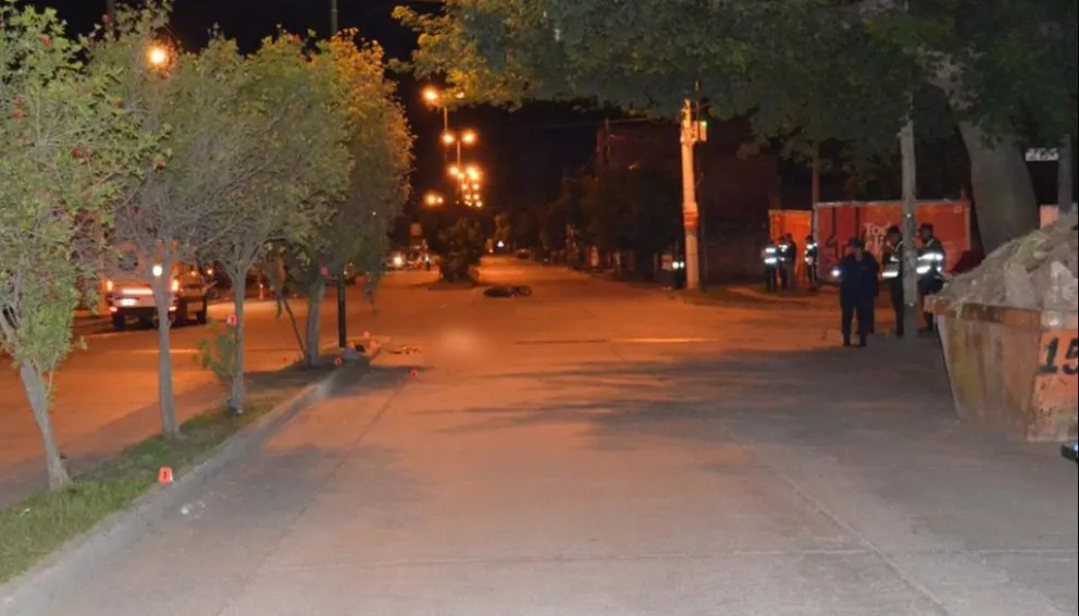 Un joven motociclista de 19 años murió tras chocar contra un poste de luz 