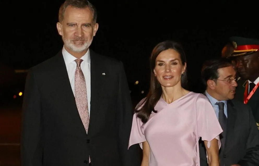 Hermoso look: el vestido rosa de Letizia que sorprendió a todos en su visita a Angola con el rey Felipe VI