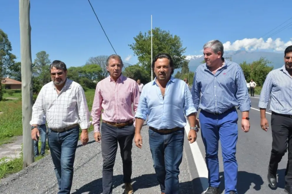 Gustavo Sáenz supervisó los avances de las obras de repavimentación e iluminación en la ruta 23