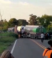 Terrible accidente: camión cisterna chocó contra la baranda de un puente y bloqueó por completo el tránsito