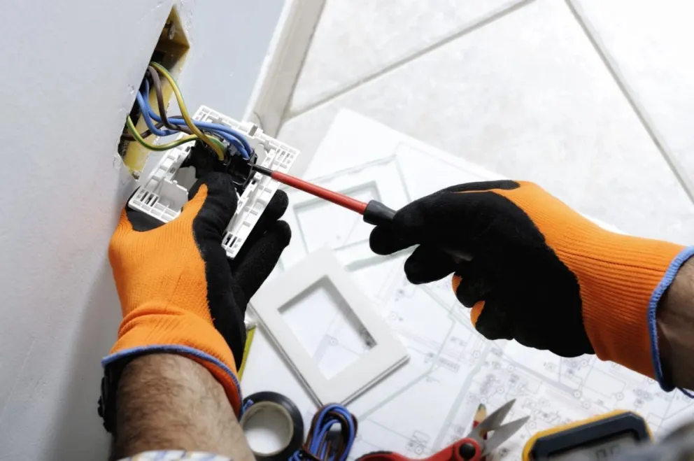 Un sin vergüenza: es electricista, fue contratado y robó una gran suma de dólares