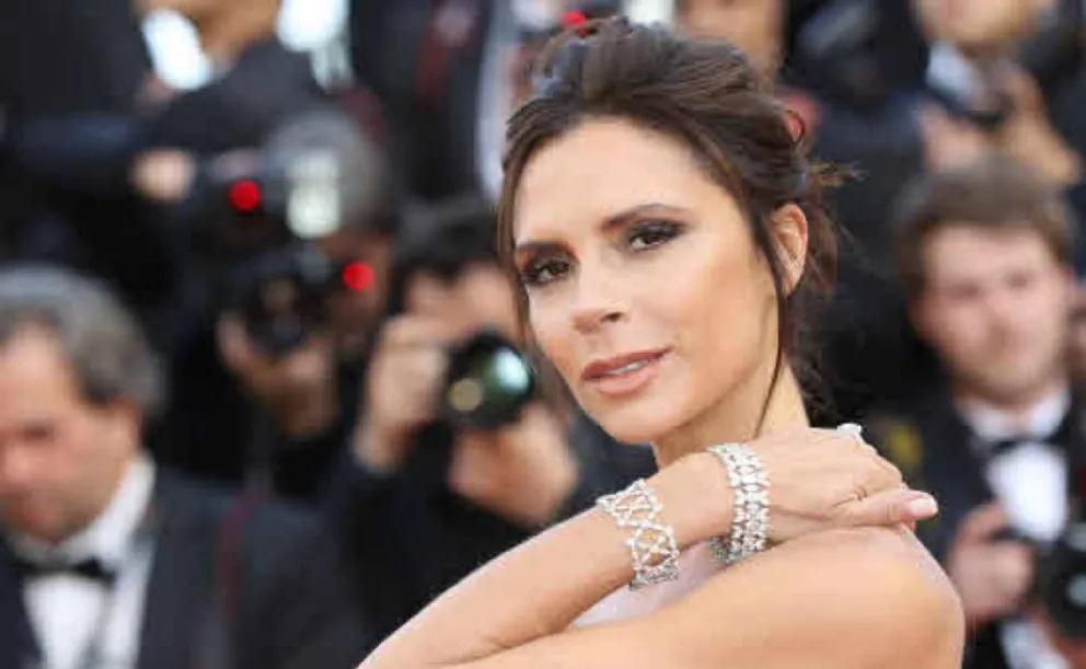 Victoria Beckham luce el vestido perfecto para marcar caderas y estilizar las piernas
